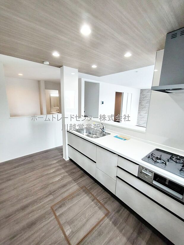 大容量の収納スペースは取り出しやすく、しまいやすいスライドタイプ、大きな鍋などの調理器具や、調味料も出し入れしやすいですね。