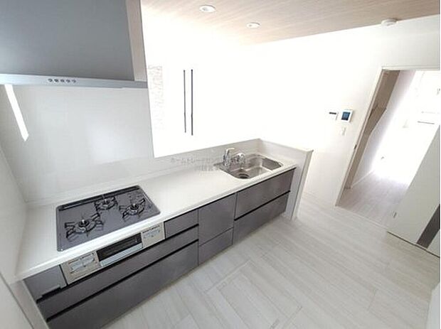 大容量の収納スペースは取り出しやすく、しまいやすいスライドタイプ、大きな鍋などの調理器具や、調味料も出し入れしやすいですね。