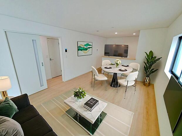 広々としたLDKに、自分好みのインテリアでレイアウト。季節ごとに模様替えなども、楽しみの一つとなりそうです。※家具をCGで加工しています。家具付き販売ではございません。