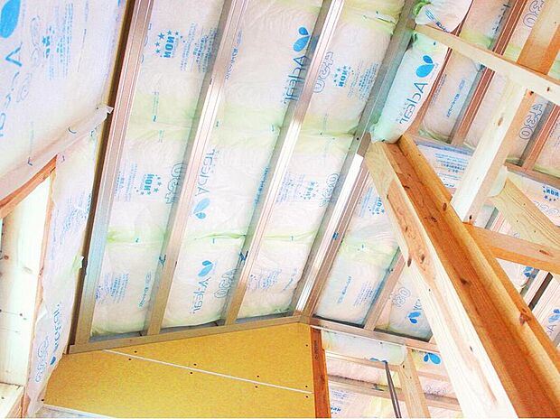 断熱等級は等級“5”を全棟で取得。部屋によっての温度差、床と天井部の温度差が小さくなるため、家の中のどこでも快適に過ごせます。さらに、外気の影響を受けにくく冷暖房効率が高まり光熱費を抑えます。