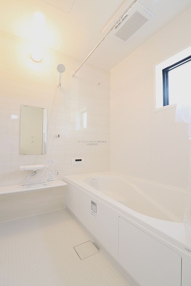 【浴室】浴室は湿気がたまりやすく、換気扇だけではどうしてもカビが出やすいです。窓があるだけでお風呂のカビお掃除がラクラク。