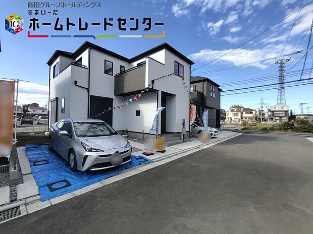 【前面道路含む現地写真】9号棟外観　コンビニ・ドラッグストア・スーパーなどが生活に欠かせない環境が揃う、利便性の良い立地♪周辺でお買い物が済んでしまうので、小さなお子様がいらっしゃるご家族にもおすすめです。