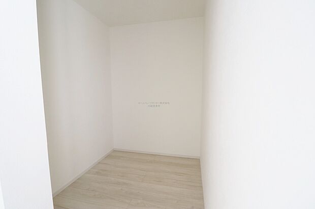 【収納】大容量収納の『ウォークインクローゼット』を設置。増えがちな衣類やバッグなどを効率よく収納できます。収納スペースが豊富にあると片付けやすくすっきりしたお住まいになりますね♪