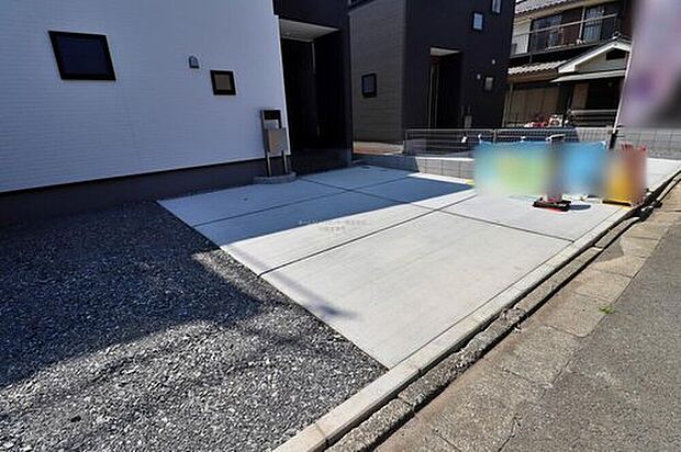 【駐車場】嬉しいコンクリート仕上げのカースペース。雨の日も足元を気にせず外出できます。ご家族の駐輪場としてもお使いいただけます。
