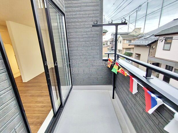 【バルコニー】日当たりのよい広さのあるバルコニー。一度にたくさんの洗濯物を干すことができます。
