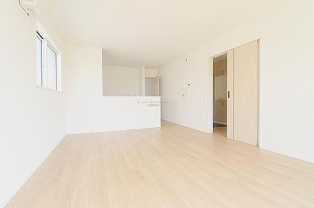 【リビング】『LDKは家族だんらんをデザイン』家族が集まり一緒の時間がすごせる工夫がされております。何気ない一日のひとコマが何者にも代えがたい宝物になることでしょう♪