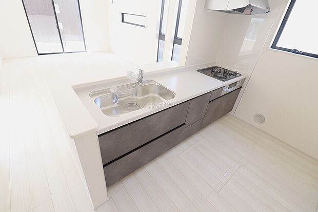 【キッチン】大容量の収納スペースは取り出しやすく、しまいやすいスライドタイプ、大きな鍋などの調理器具や、調味料も出し入れしやすいですね。
