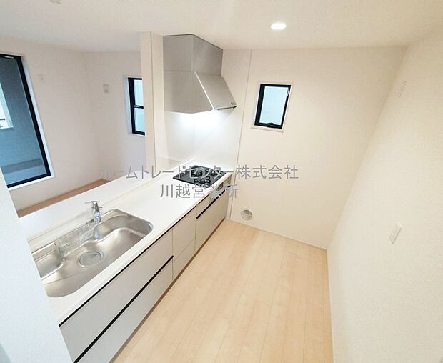 【キッチン】大容量の収納スペースは取り出しやすく、しまいやすいスライドタイプ、大きな鍋などの調理器具や、調味料も出し入れしやすいですね。