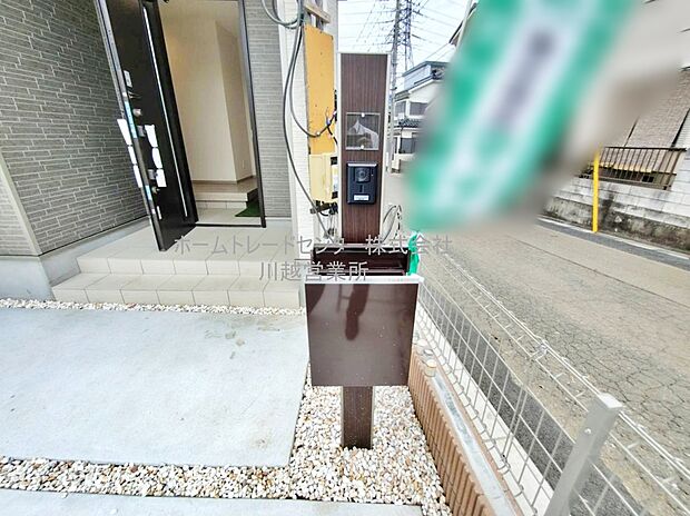 【玄関】インターフォンと一体型ですっきりとしたデザインのポスト。建物の外観に合わせたスタイリッシュなデザインです。
