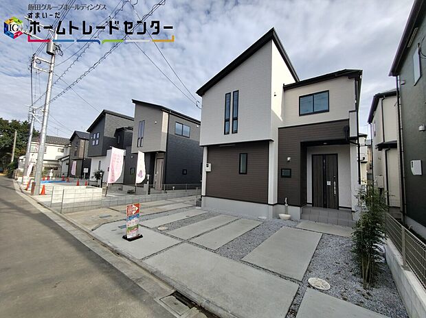 【玄関】インターフォンと一体型ですっきりとしたデザインのポスト。建物の外観に合わせたスタイリッシュなデザインです。
