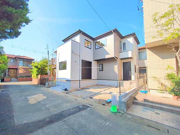 【前面道路含む現地写真】ひとたび扉を開けばそこに待っているのは上質な空間とマイホームでの新生活をイメージさせる優雅なひととき。「この家なら…」ではなく「ここに住みたい♪」と思う感動をお届けいたします。