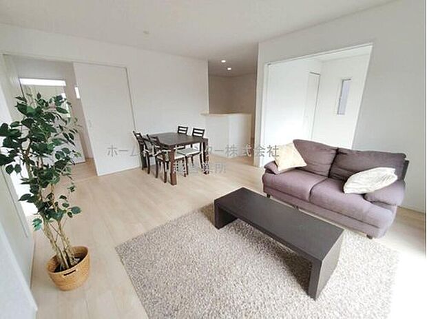 【リビング】広々としたLDKに、自分好みのインテリアでレイアウト。季節ごとに模様替えなども、楽しみの一つとなりそうです。