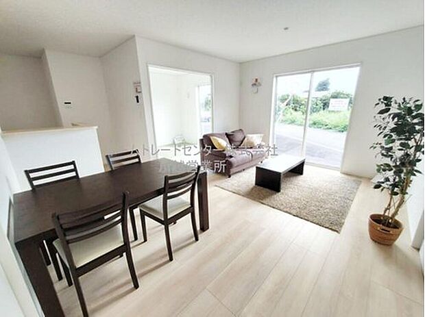 【リビング】ゆとりある空間で開放感があるリビングです♪採光にも優れていて過ごしていて気持ちのいいリビングです！ゆったりとした家族のお時間を。
