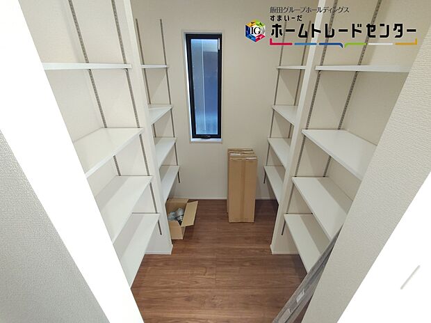 【パントリー】うれしい可動棚付き!家族が多いとすぐなくなってしまう水や食材をまとめ買いしても置き場所に困らないのはうれしいですね♪