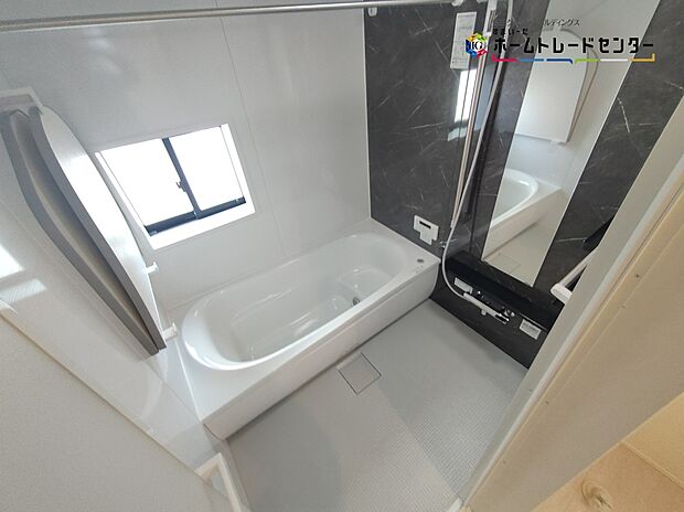 【浴室】3号棟 浴室は湿気がたまりやすく、換気扇だけではどうしてもカビが出やすいです。窓があるだけでお風呂のカビお掃除がラクラク。