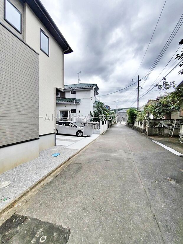 【前面道路含む現地写真】ひとたび扉を開けばそこに待っているのは上質な空間とマイホームでの新生活をイメージさせる優雅なひととき。「この家なら…」ではなく「ここに住みたい♪」と思う感動をお届けいたします。