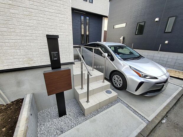 【玄関】インターフォンと一体型ですっきりとしたデザインのポスト。建物の外観に合わせたスタイリッシュなデザインです。
