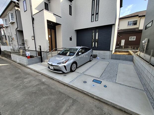 【駐車場】嬉しいコンクリート仕上げのカースペース。雨の日も足元を気にせず外出できます。ご家族の駐輪場としてもお使いいただけます。
