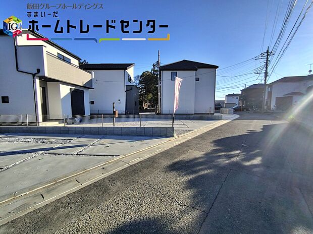 【前面道路含む現地写真】ひとたび扉を開けばそこに待っているのは上質な空間とマイホームでの新生活をイメージさせる優雅なひととき。「この家なら…」ではなく「ここに住みたい♪」と思う感動をお届けいたします。