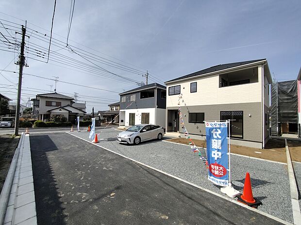【駐車場】カースペースは並列で3台分ご用意しております♪前面道路も広々していて、お車の出し入れもストレスなく行えます!