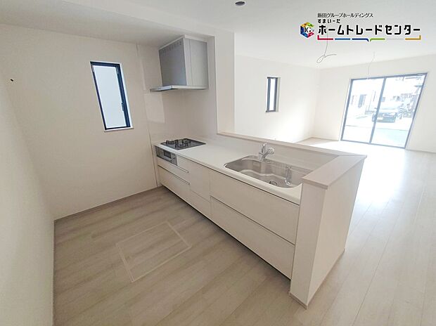 【キッチン】大容量の収納スペースは取り出しやすく、しまいやすいスライドタイプ、大きな鍋などの調理器具や、調味料も出し入れしやすいですね。