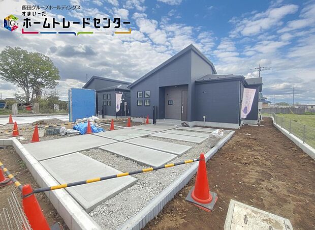 【現地外観写真】敷地７５坪超え！人気の平屋建て全３棟♪全棟南向きで通風採光良好です。カースペースはゆとりの３台駐車可能。駐輪場として、来客時や将来お子様も車を持たれた時など何かと重宝します。