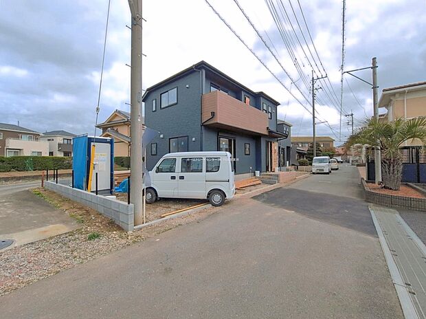 【前面道路含む現地写真】ひとたび扉を開けばそこに待っているのは上質な空間とマイホームでの新生活をイメージさせる優雅なひととき。「この家なら…」ではなく「ここに住みたい♪」と思う感動をお届けいたします。