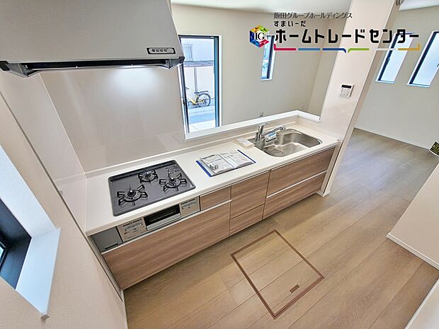 【キッチン】大容量の収納スペースは取り出しやすく、しまいやすいスライドタイプ、大きな鍋などの調理器具や、調味料も出し入れしやすいですね。
