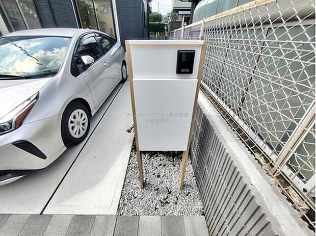 【玄関】インターフォンと一体型ですっきりとしたデザインのポスト。建物の外観に合わせたスタイリッシュなデザインです。
