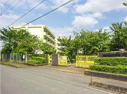 坂戸市立浅羽野中学校 880m(徒歩１１分)