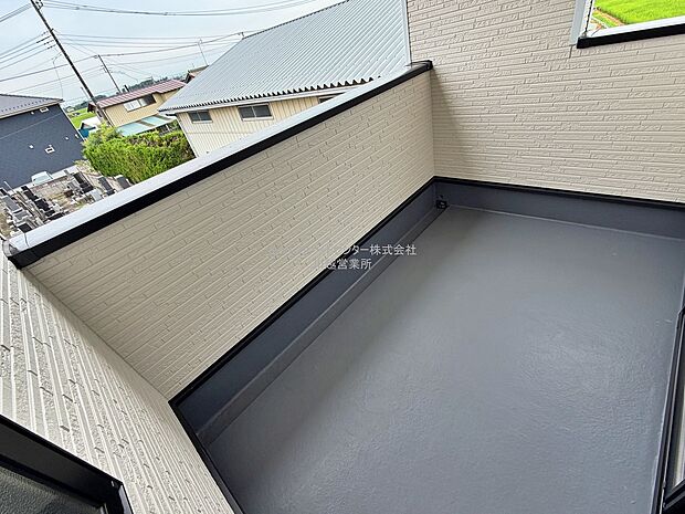 【バルコニー】日当たりのよい広さのあるバルコニー。一度にたくさんの洗濯物を干すことができます。
