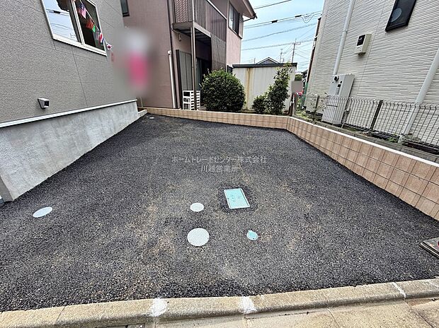 【駐車場】嬉しいコンクリート仕上げのカースペース。雨の日も足元を気にせず外出できます。ご家族の駐輪場としてもお使いいただけます。