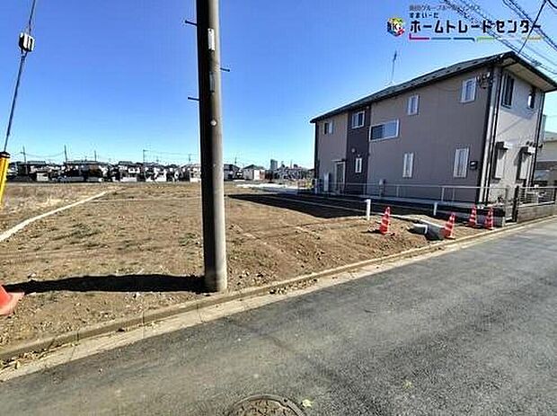 【前面道路含む現地写真】ひとたび扉を開けばそこに待っているのは上質な空間とマイホームでの新生活をイメージさせる優雅なひととき。「この家なら…」ではなく「ここに住みたい♪」と思う感動をお届けいたします。