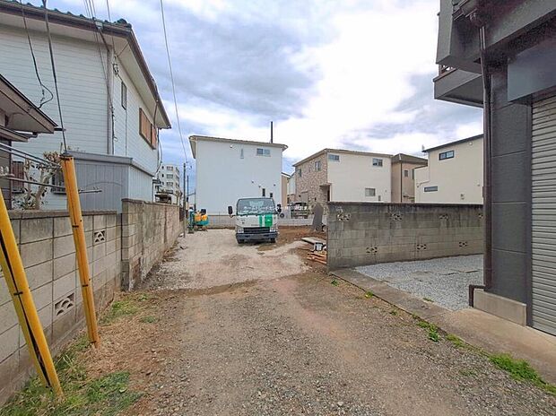 【前面道路含む現地写真】ひとたび扉を開けばそこに待っているのは上質な空間とマイホームでの新生活をイメージさせる優雅なひととき。「この家なら…」ではなく「ここに住みたい♪」と思う感動をお届けいたします。