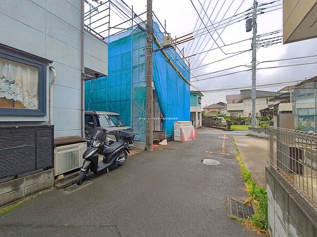 【前面道路含む現地写真】ひとたび扉を開けばそこに待っているのは上質な空間とマイホームでの新生活をイメージさせる優雅なひととき。「この家なら…」ではなく「ここに住みたい♪」と思う感動をお届けいたします。
