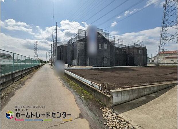【前面道路含む現地写真】ひとたび扉を開けばそこに待っているのは上質な空間とマイホームでの新生活をイメージさせる優雅なひととき。「この家なら…」ではなく「ここに住みたい♪」と思う感動をお届けいたします。