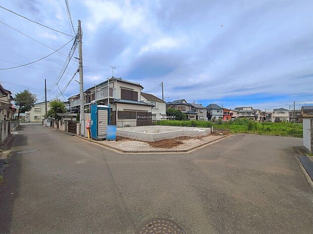 【前面道路含む現地写真】ひとたび扉を開けばそこに待っているのは上質な空間とマイホームでの新生活をイメージさせる優雅なひととき。「この家なら…」ではなく「ここに住みたい♪」と思う感動をお届けいたします。
