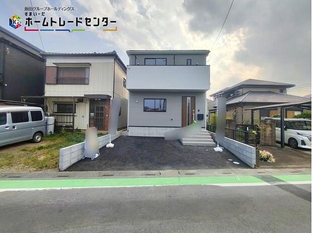 【駐車場】嬉しいコンクリート仕上げのカースペース。雨の日も足元を気にせず外出できます。ご家族の駐輪場としてもお使いいただけます。
