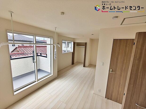 【リビング以外の居室】建物全体の窓の数が多く、換気性能に優れた物件です。窓を開ければ家中を気持ちの良い風が通り抜け、いつもさわやかなお住まいとなります。