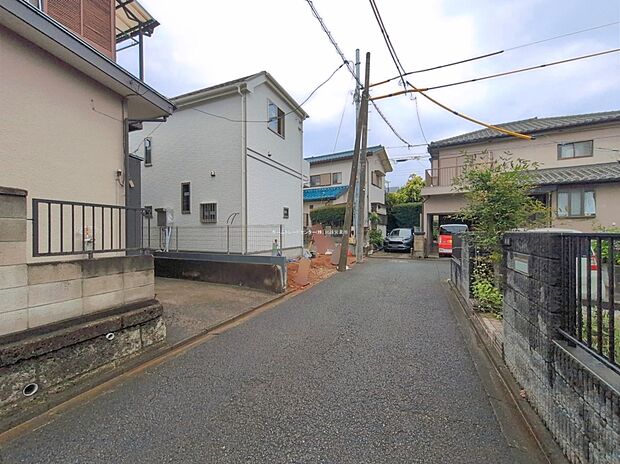 【前面道路含む現地写真】ひとたび扉を開けばそこに待っているのは上質な空間とマイホームでの新生活をイメージさせる優雅なひととき。「この家なら…」ではなく「ここに住みたい♪」と思う感動をお届けいたします。