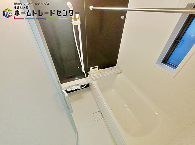 【浴室】浴室は湿気がたまりやすく、換気扇だけではどうしてもカビが出やすいです。窓があるだけでお風呂のカビお掃除がラクラク。
