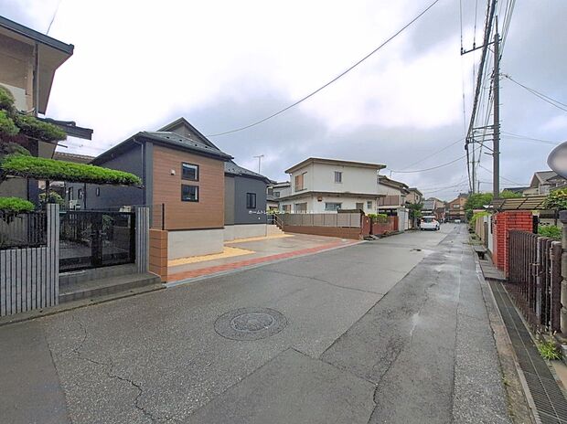 【前面道路含む現地写真】ひとたび扉を開けばそこに待っているのは上質な空間とマイホームでの新生活をイメージさせる優雅なひととき。「この家なら…」ではなく「ここに住みたい♪」と思う感動をお届けいたします。