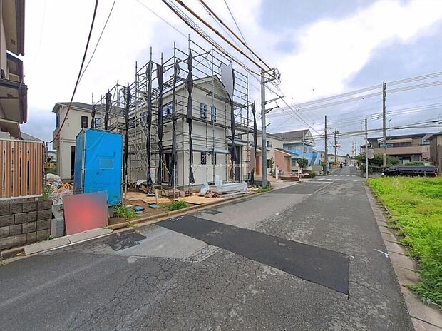【前面道路含む現地写真】ひとたび扉を開けばそこに待っているのは上質な空間とマイホームでの新生活をイメージさせる優雅なひととき。「この家なら…」ではなく「ここに住みたい♪」と思う感動をお届けいたします。