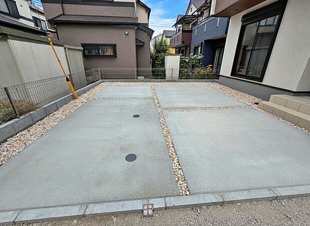【駐車場】嬉しいコンクリート仕上げのカースペース。雨の日も足元を気にせず外出できます。ご家族の駐輪場としてもお使いいただけます。