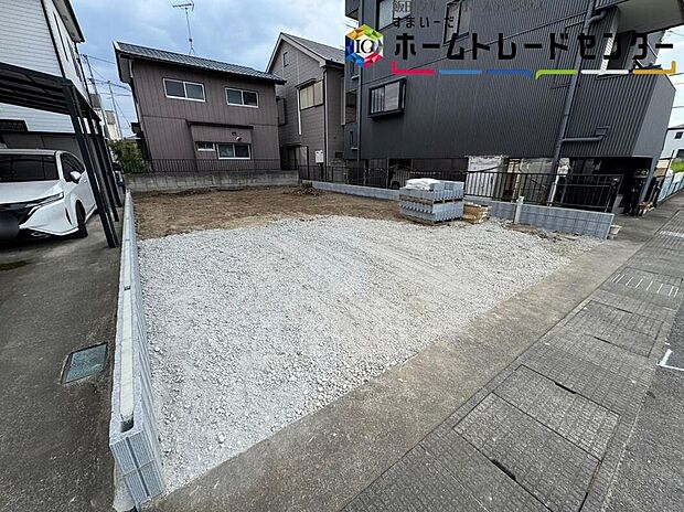 【現地写真】一戸建ての大きなメリットは、「自分の土地」を自由に使えること。好きなペットが飼えるほか、ガーデニングやDIY、車やバイクの手入れなど様々な趣味を楽しめます♪