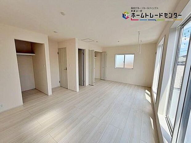【リビング以外の居室】建物全体の窓の数が多く、換気性能に優れた物件です。窓を開ければ家中を気持ちの良い風が通り抜け、いつもさわやかなお住まいとなります。