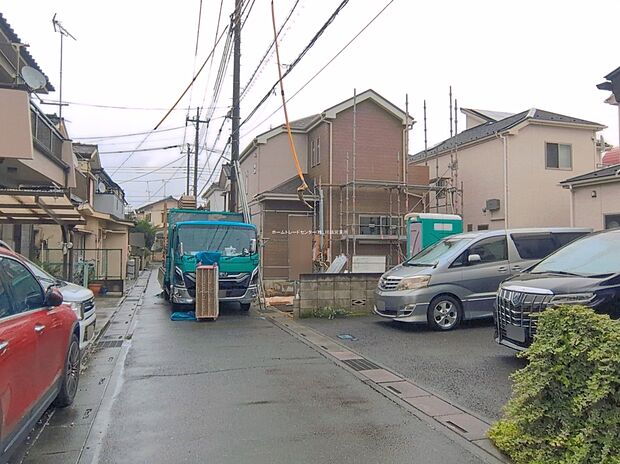 【前面道路含む現地写真】ひとたび扉を開けばそこに待っているのは上質な空間とマイホームでの新生活をイメージさせる優雅なひととき。「この家なら…」ではなく「ここに住みたい♪」と思う感動をお届けいたします。