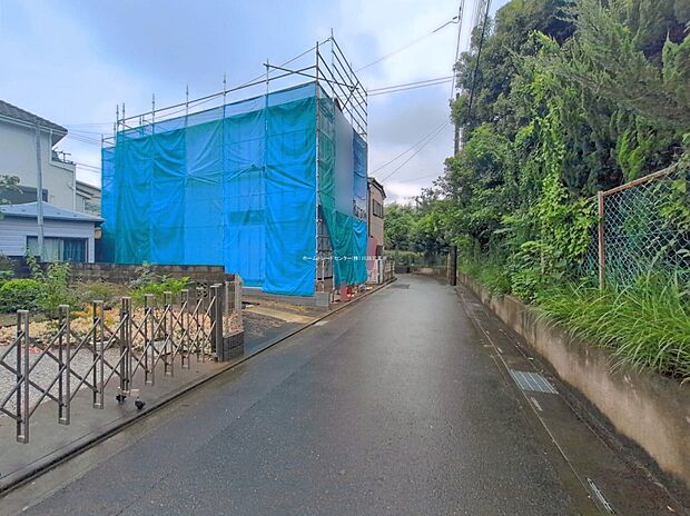 【前面道路含む現地写真】ひとたび扉を開けばそこに待っているのは上質な空間とマイホームでの新生活をイメージさせる優雅なひととき。「この家なら…」ではなく「ここに住みたい♪」と思う感動をお届けいたします。