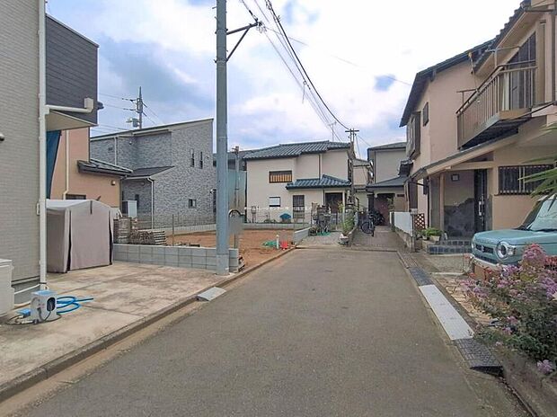 【前面道路含む現地写真】ひとたび扉を開けばそこに待っているのは上質な空間とマイホームでの新生活をイメージさせる優雅なひととき。「この家なら…」ではなく「ここに住みたい♪」と思う感動をお届けいたします。