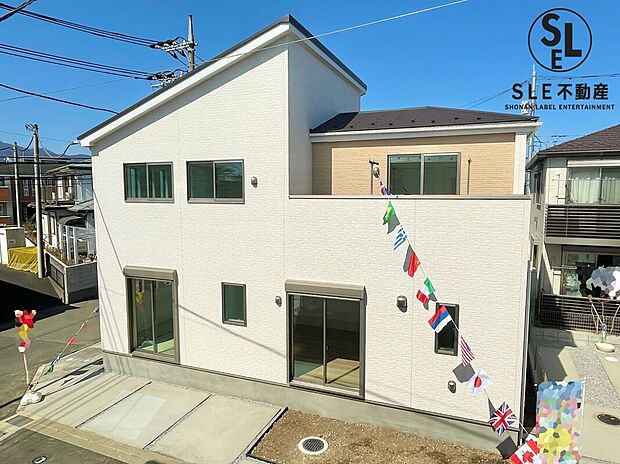 【長期優良住宅】毎日の車の出し入れもスムーズにできる、ゆとりある前面道路に面した住まいです。自転車やバイク置くスペースもございます。